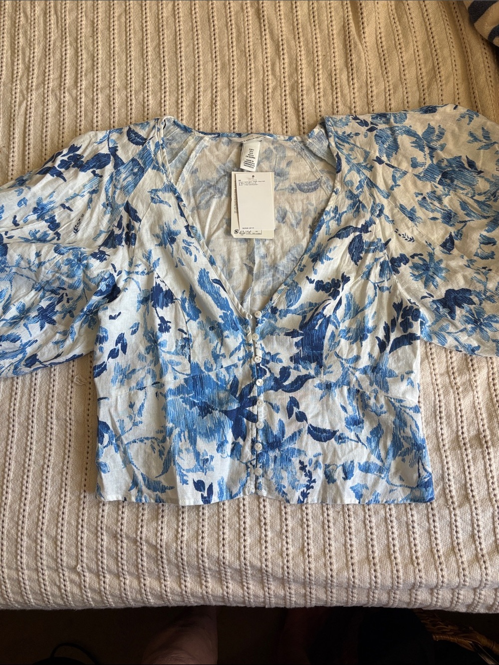 H&M Blue and White Floral V-Neck Puff Sleeve top NWT size S